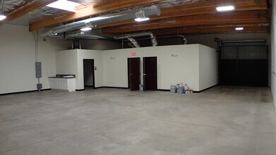 7647 Hayvenhurst Ave, Van Nuys, CA en alquiler Foto del interior- Imagen 2 de 8