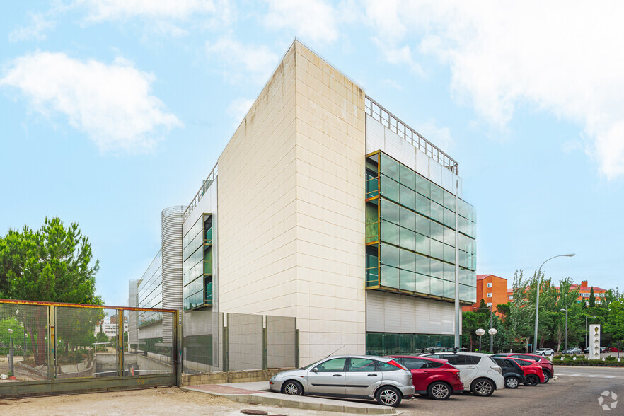 Avenida Encuartes, 19, Tres Cantos, Madrid en alquiler - Foto del edificio - Imagen 3 de 4