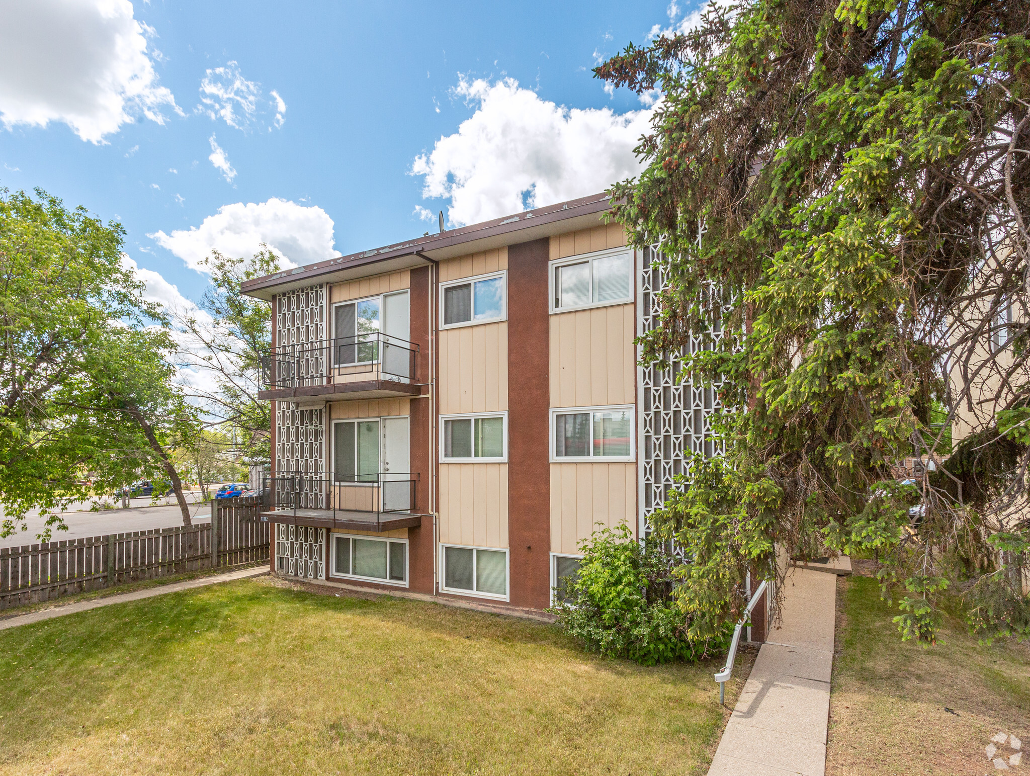 11112 124th St NW, Edmonton, AB en venta Foto principal- Imagen 1 de 9