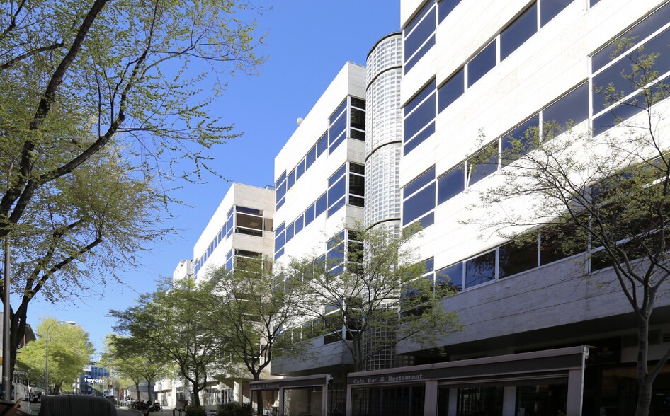 Calle de Julián Camarillo, 29, Madrid, Madrid en alquiler - Foto del edificio - Imagen 2 de 5