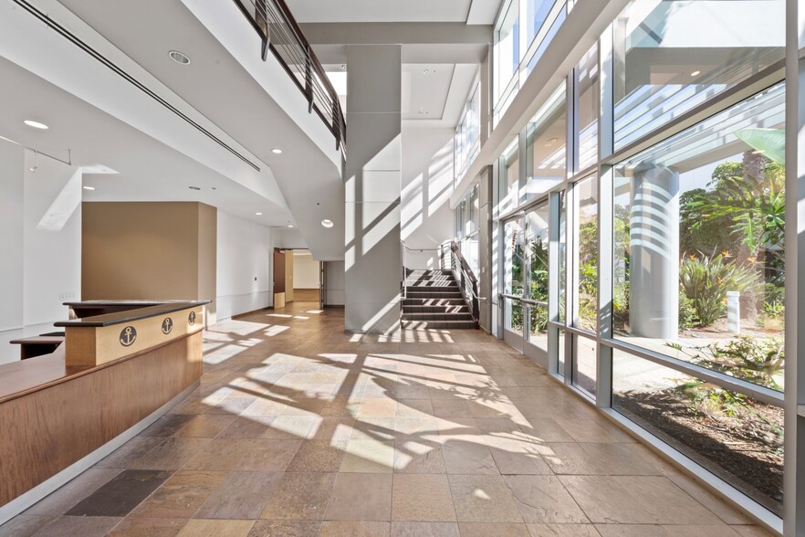 10256 Meanley Dr, San Diego, CA en venta - Lobby - Imagen 3 de 11