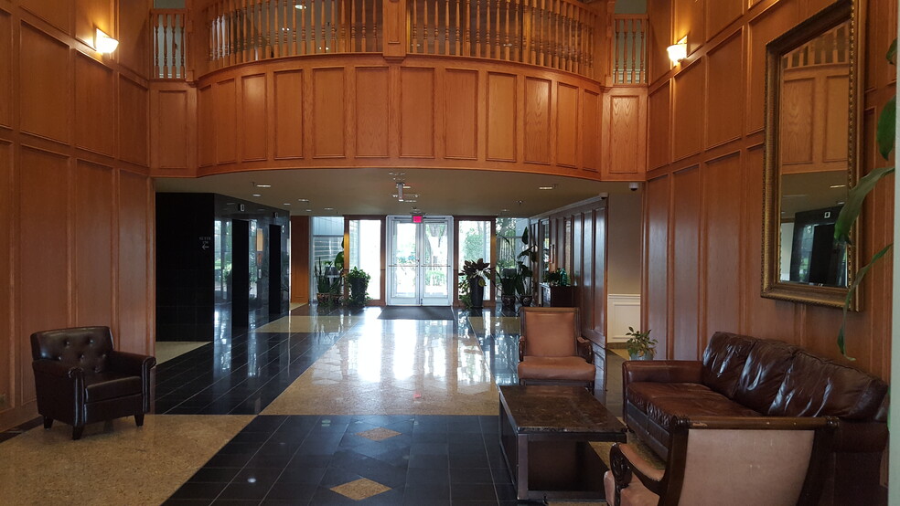 1607 E Big Beaver Rd, Troy, MI en alquiler - Lobby - Imagen 2 de 16