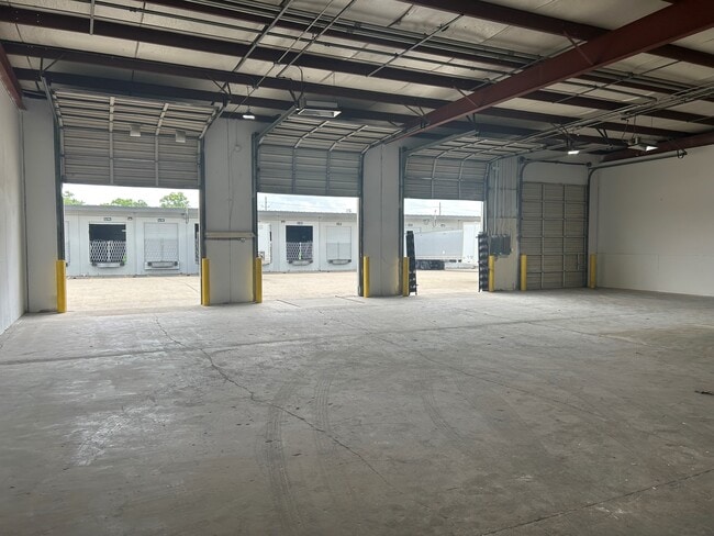 Más detalles de 15925 Morales Rd, Houston, TX - Oficina, nave en alquiler