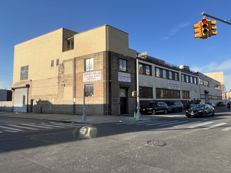 31-16 Hunters Point Ave, Long Island City, NY en alquiler - Foto del edificio - Imagen 1 de 3