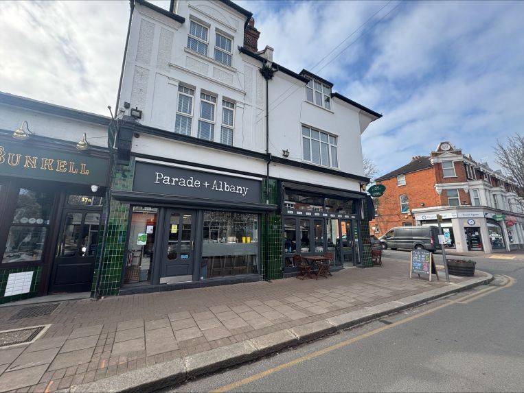 19-21 The Parade, Claygate en venta - Foto del edificio - Imagen 3 de 9