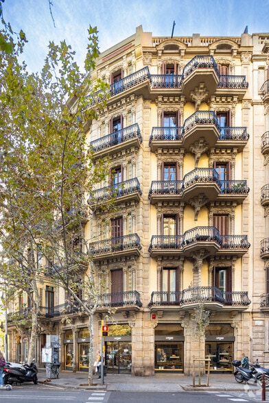 Local en Barcelona, Barcelona en alquiler - Foto del edificio - Imagen 2 de 3