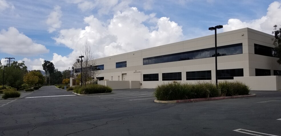 2100 Corporate Center Dr, Thousand Oaks, CA en alquiler - Foto del edificio - Imagen 2 de 8