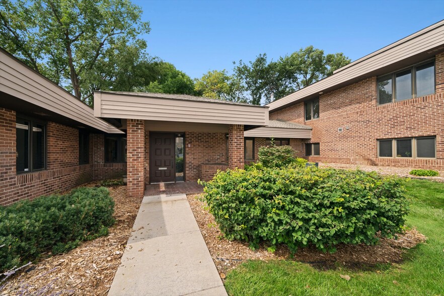 5891 Cedar Lake Rd, Saint Louis Park, MN en alquiler - Foto del edificio - Imagen 2 de 10