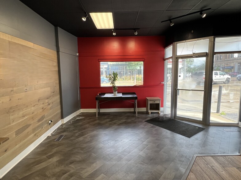 325 S Broadway, Rochester, MN en alquiler - Foto del interior - Imagen 2 de 10