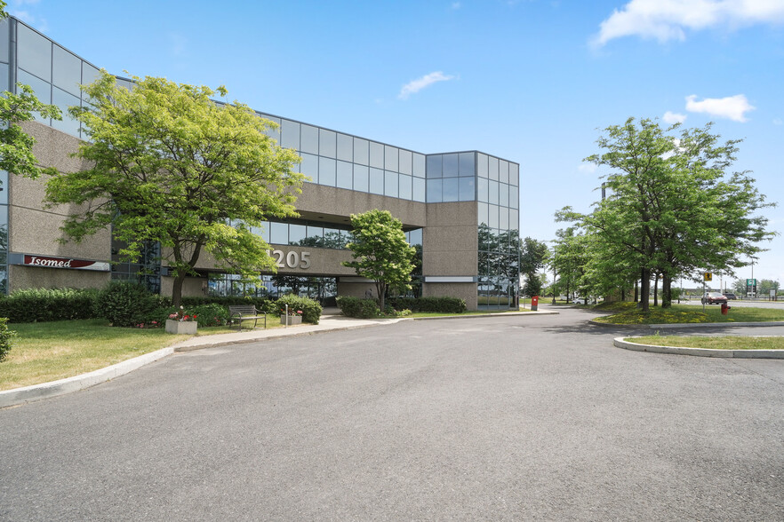 1205 Rue Ampère, Boucherville, QC en alquiler - Foto del edificio - Imagen 3 de 20