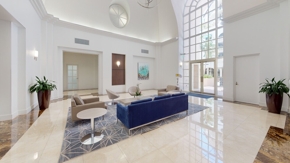 2 Alhambra Plz, Coral Gables, FL en alquiler - Lobby - Imagen 3 de 8