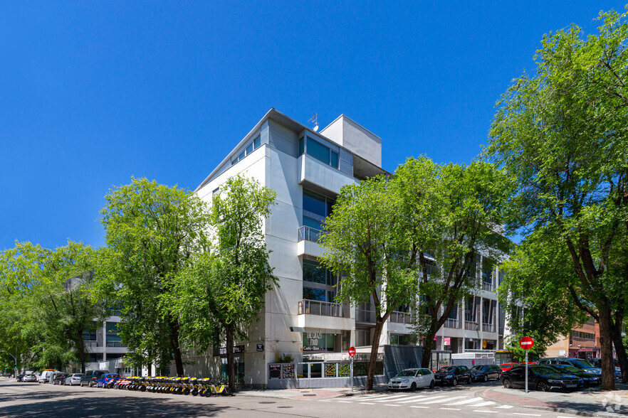 Calle De Julián Camarillo, 47, Madrid, Madrid en alquiler - Foto del edificio - Imagen 3 de 3