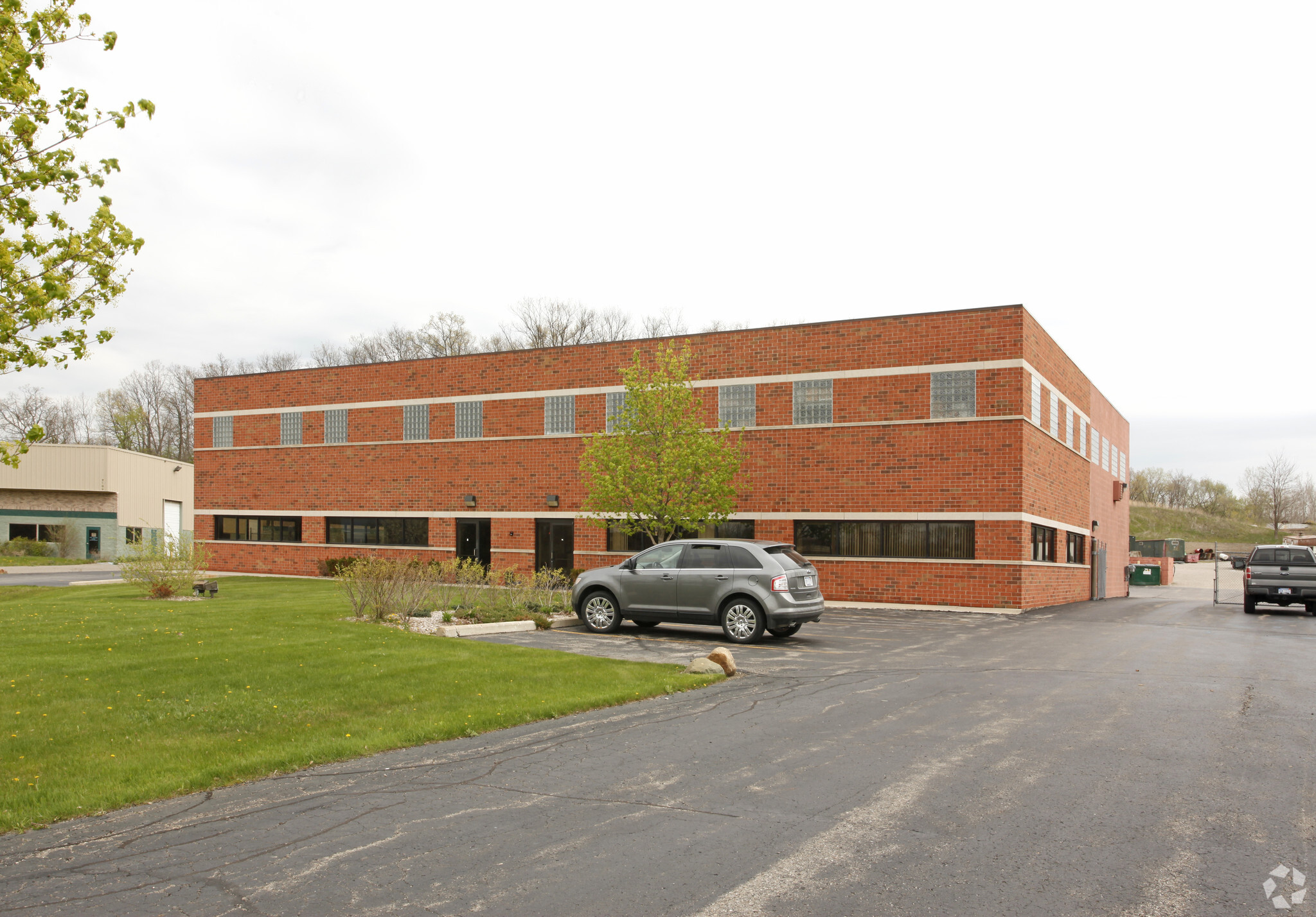 7135 Dan McGuire Dr, Brighton, MI en alquiler Foto del edificio- Imagen 1 de 4