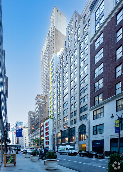 11 E 44th St, New York, NY en alquiler - Foto del edificio - Imagen 2 de 5