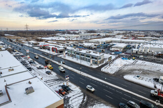 8030-8060 Boul Henri-Bourassa E, Montréal, QC - VISTA AÉREA  vista de mapa