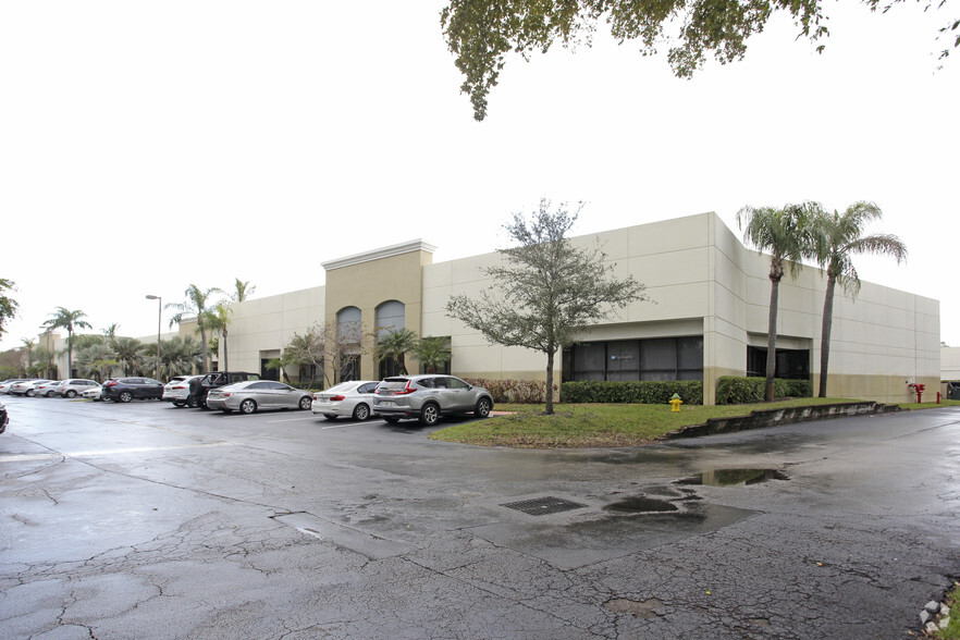 602 S Military Trl, Deerfield Beach, FL en alquiler - Foto del edificio - Imagen 1 de 23