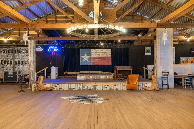 Más detalles de 550 Washington Street – en venta, Round Top, TX