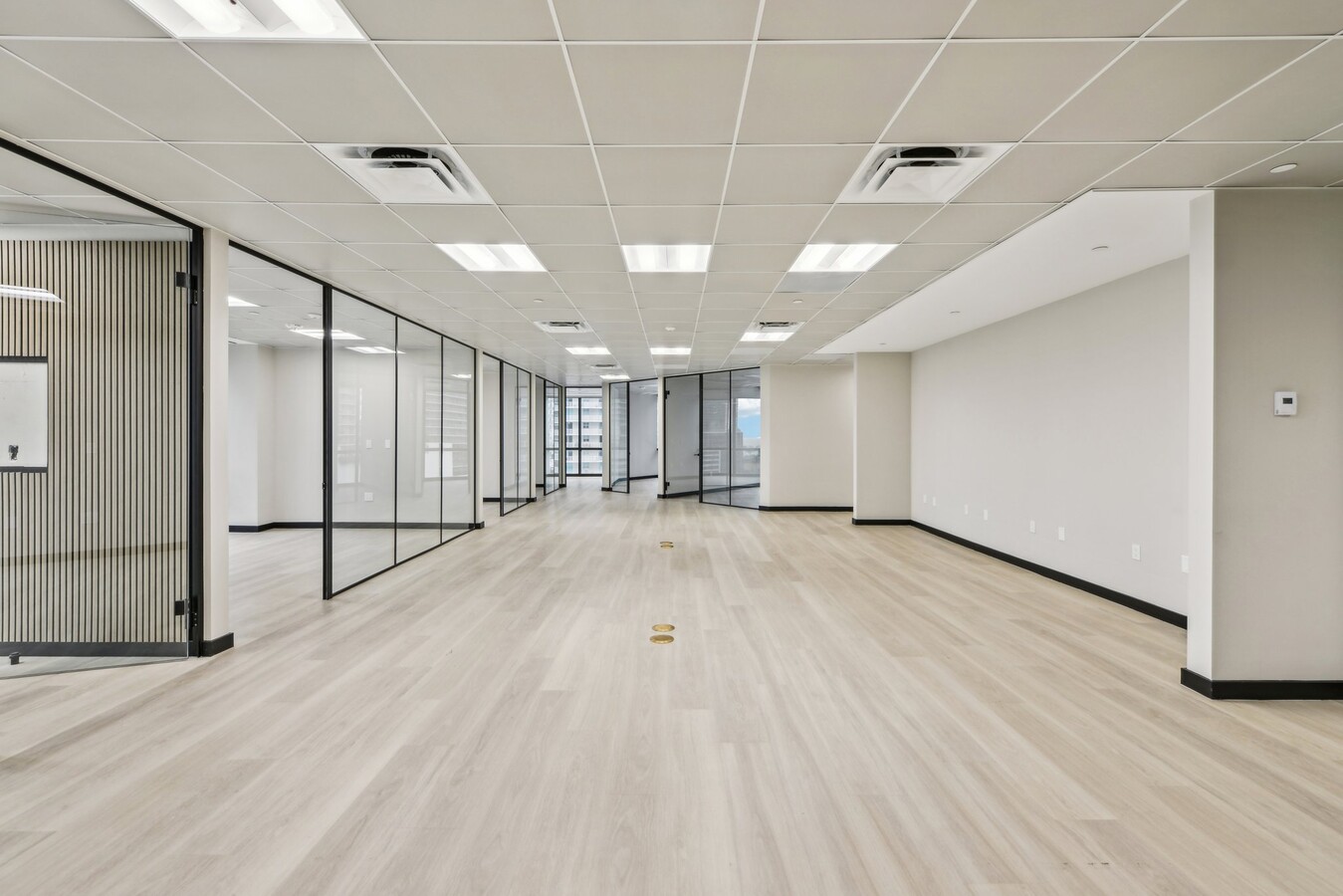 1200 Brickell Ave, Miami, FL 33131 - Unidad 1100 -  - Foto del interior - Image 1 of 19