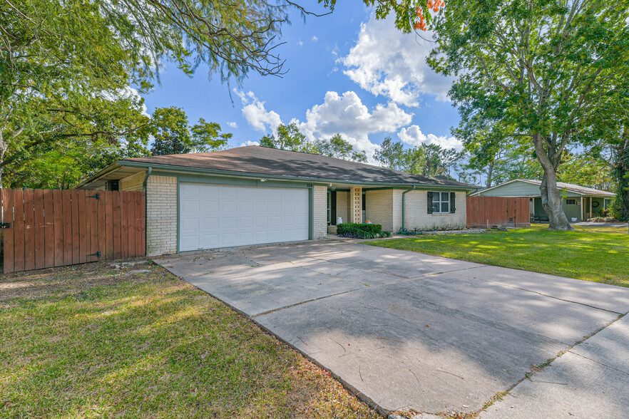 109 E Shadowbend Ave, Friendswood, TX en venta - Foto del edificio - Imagen 2 de 40