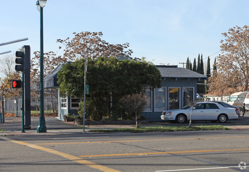 1 N Cherokee Ln & 543 E Pine St, Lodi, CA en venta - Foto del edificio - Imagen 2 de 2