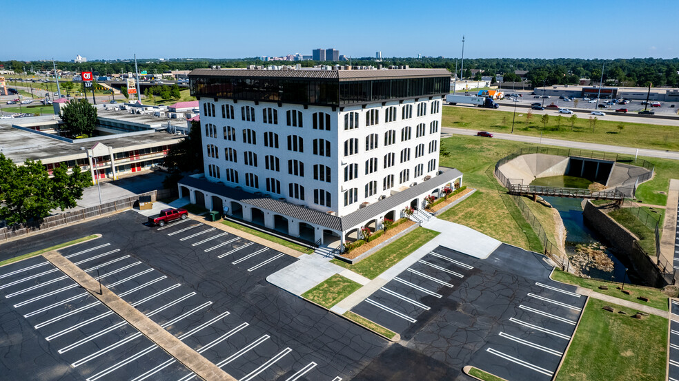 3105 E Skelly Dr, Tulsa, OK en alquiler - Foto del edificio - Imagen 2 de 6