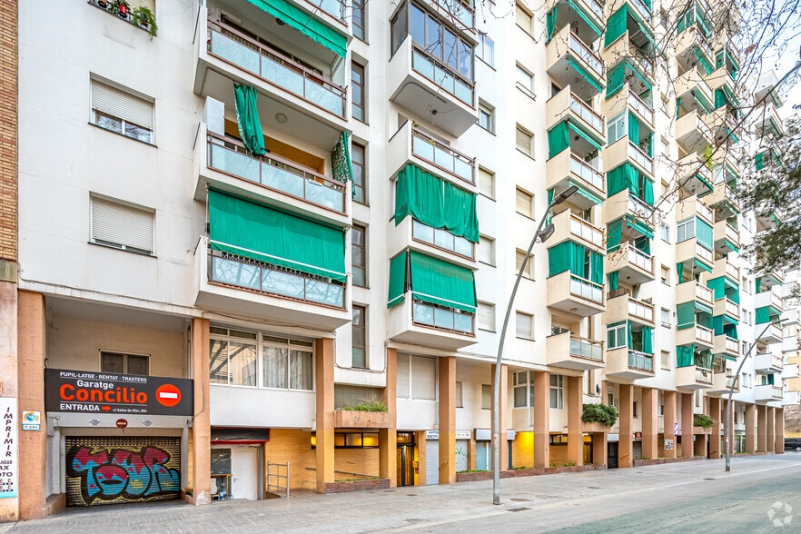 Local en Barcelona, Barcelona en alquiler - Foto del edificio - Imagen 2 de 3