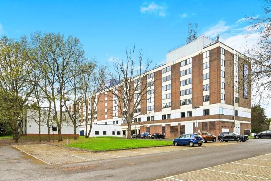 Povey Cross Rd, Horley en venta - Foto del edificio - Imagen 3 de 8