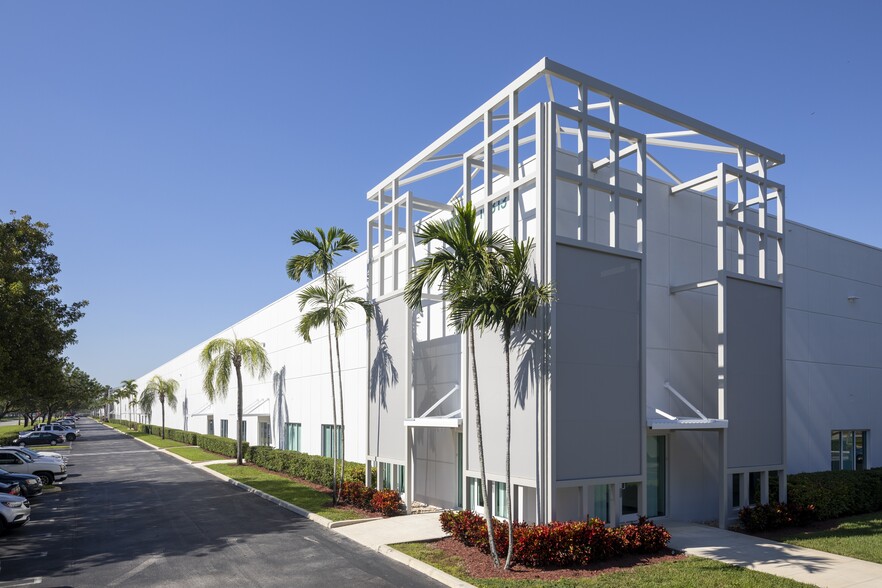 10813 NW 30th St, Miami, FL en alquiler - Foto del edificio - Imagen 2 de 5