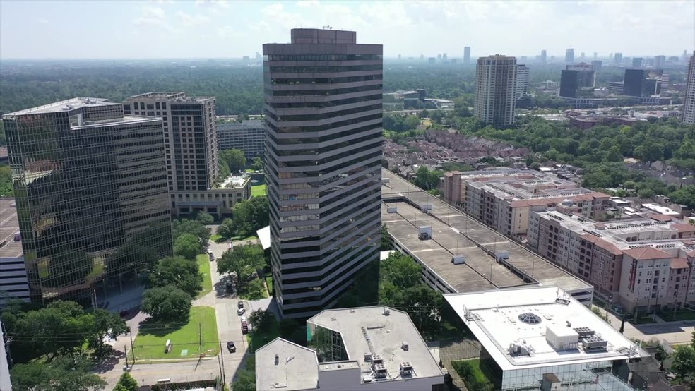 1 Riverway, Houston, TX en alquiler - Vídeo aéreo - Imagen 2 de 6