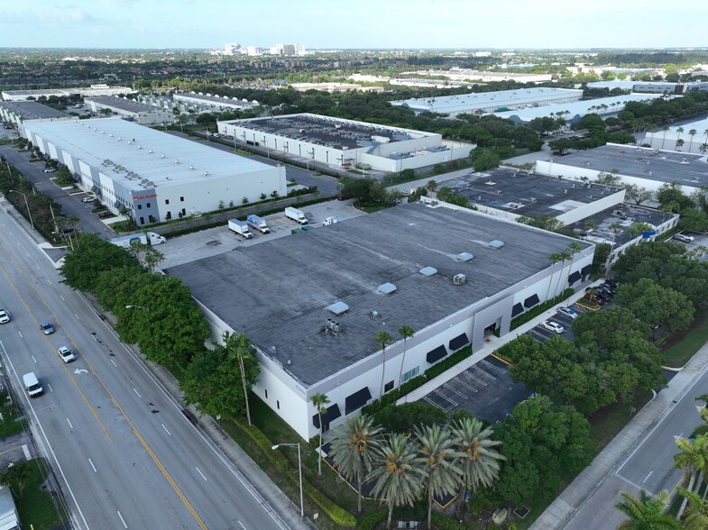 9700 NW 17th St, Miami, FL en alquiler - Foto del edificio - Imagen 2 de 4