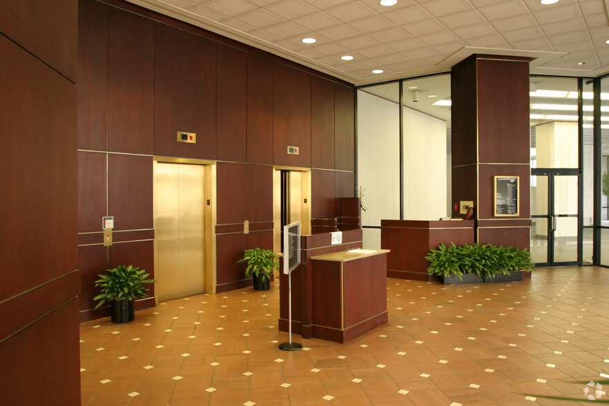 101 W Friendly Ave, Greensboro, NC en alquiler - Lobby - Imagen 2 de 8