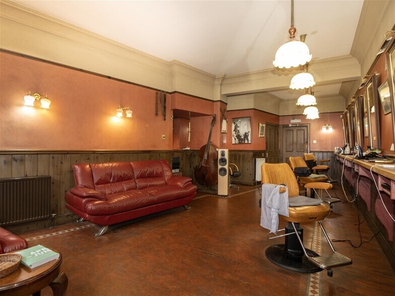 Cameron's Barber Shop and Flat, Inverness en venta - Foto del edificio - Imagen 2 de 7
