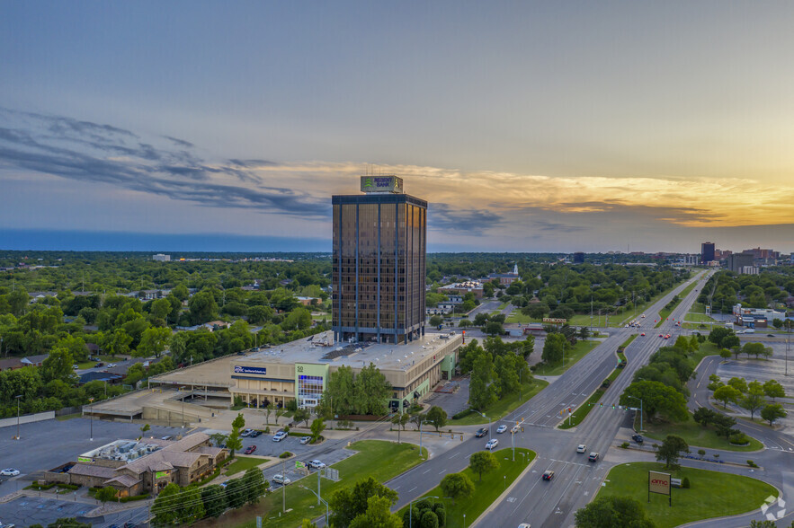 1900 NW Expressway, Oklahoma City, OK en alquiler - Vista aérea - Imagen 2 de 28