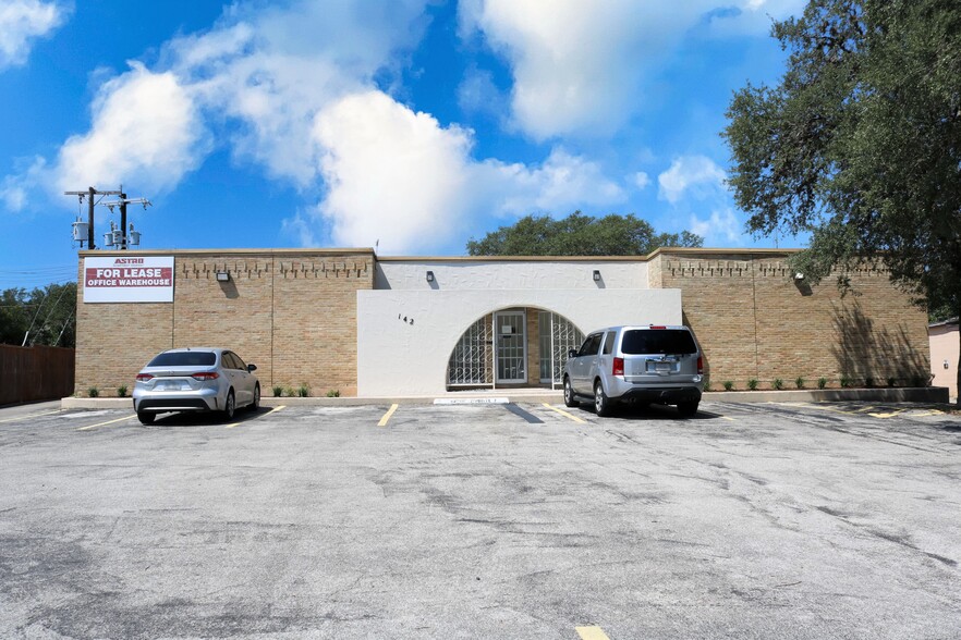 142 W Rhapsody Dr, San Antonio, TX en alquiler - Foto del edificio - Imagen 2 de 8