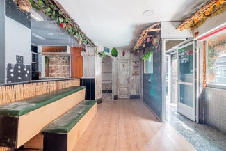 Más detalles de Calle de Huesca, Madrid - Edificio residencial​ en venta