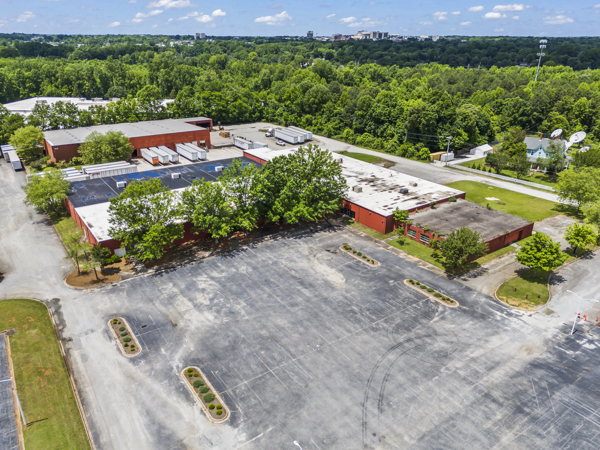 2064 Brentwood St, High Point, NC en alquiler Foto del edificio- Imagen 1 de 16