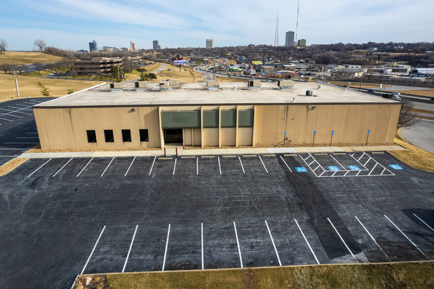 1211 W Cambridge Circle Dr, Kansas City, KS en alquiler - Foto del edificio - Imagen 1 de 37