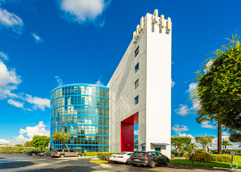 9600 NW 25th St, Miami, FL en alquiler - Foto del edificio - Imagen 1 de 8