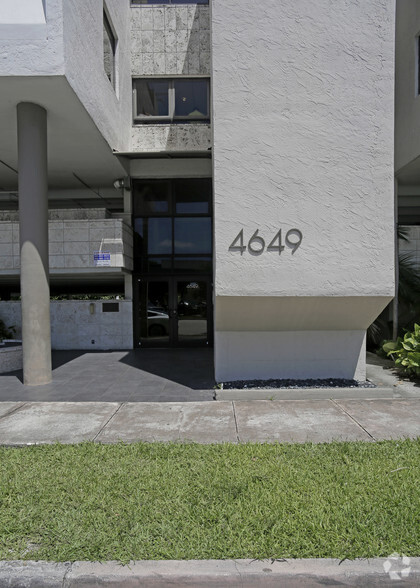 4649 Ponce de Leon Blvd, Coral Gables, FL en alquiler - Foto del edificio - Imagen 2 de 4