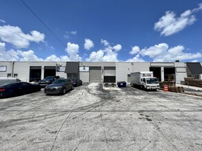 5551-5595 NW 72nd Ave, Miami, FL en alquiler Foto del edificio- Imagen 1 de 7