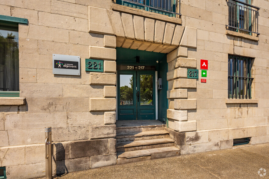 217 Rue De La Commune O, Montréal, QC en alquiler - Foto del edificio - Imagen 3 de 8